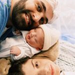 José Henrique sorrindo com os papais Bárbara e Henrique.