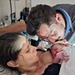 Os papais Ana Carolina e Lucas emocionados com o nascimento do Theo.