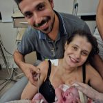 Papai Lucas cortando o cordão umbilical do Theo.