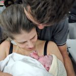 Os papais Ana Carolina e Lucas encantados com o Theo.