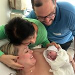 Romana sendo paparicada pelos papais Aline e Marcelo e pela vovó Lúcia.