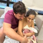 O papai Marcelo cortando o cordão umbilical do Eduardo.