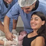 O papai Fernando cortando o cordão umbilical do Luca.