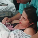 Os papais Thamiris e Thiago emocionados com a chegada da Micaela.