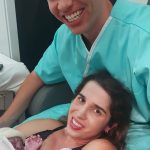 A mamãe Thamiris e o papai Thiago felizes com a Micaela.
