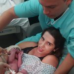 Papai Thiago  cortando o cordão umbilical da Micaela.