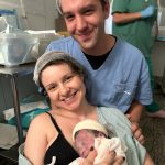 Os papais Júlia e Daniel felizes com a chegada do Davi.