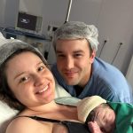 A mamãe Júlia e o papai Daniel encantados com o Davi.