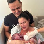 Os papais Letícia e Rafael emocionados com a chegada da Sophia.