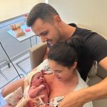 O papai Rafael cortando o cordão umbilical da Sophia.