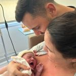 A mamãe Letícia e o papai Rafael felizes com a Sophia nos braços.