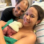 Os papais Amanda e Arthur felizes com a chegada do Gabriel..