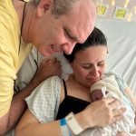 Os papais Melina e Clenor felizes com a chegada da Maria Clara.