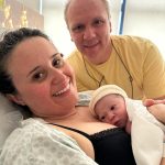 Maria Clara curtindo o colinho da mamãe Melina.