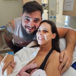 Os papais Paula e Marcio contentes com a chegada do Caio.