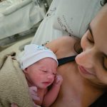 Caio sendo paparicado pela mamãe Paula.