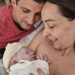 Julia pele a pele com a mamãe Luciana.