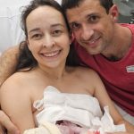 Os papais Luciana e Rodrigo felizes com a  Julia nos braços.