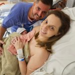 Alice pele a pele com a mamãe Rachel.