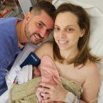 Os papais Rachel e Bruno alegres com a chegada da Alice.