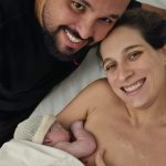 Os papais Vivianne Guilherme felizes com a chegada da Gabriela.