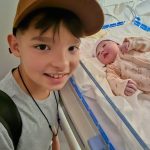 Gabriela recebendo visita.