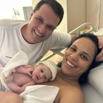 Os papais Bárbara e Daniel felizes com a chegada da Stella.