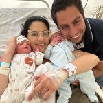 Os papais Jomana e Guilherme felizes com a chegada do Eduardo e do Alexandre.