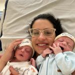 Eduardo e Alexandre aproveitando o colinho da mamãe Jomana