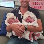 Eduardo e Alexandre sendo paparicados pelo papai Guilherme.