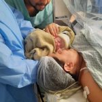 Os papais Irene e Diego felizes com a chegada da Luiza.