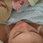 Luiza recebendo os carinhos da mamãe Irene.