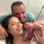 Os papais Stefanie e Pedro felizes com a chegada da Laura.