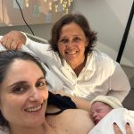 A vovó Heloísa e a mamãe Camila felizes com a chegada da Cecília.