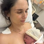 Cecília pele a pele com a mamãe Camila.