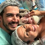 Os papais Fernanda e Samuel felizes com a chegada da Teresa.