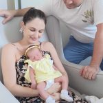 Os papais Camila e Alan encantados com a Cecília.