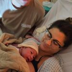 Os papais Lílian e Raphael felizes com a chegada do Dante.