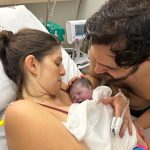 Os papais Fabiana e Helton encantados com a Vitória.