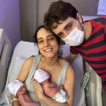 Os papais Andressa e Rodrigo felizes com a chegada do Arthur e da Sophia.