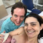 Os papais Letícia e Otávio felizes com a chegada da Luísa.