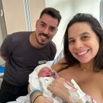 Celina sendo paparicada pelos papais Francielle e Bruno.