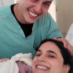 Os papais Nathália e Yuossef emocionados com a chegada do Theo.