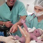 O papai Yuossef cortando o cordão umblical do Theo.