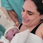 Theo curtindo o colinho da mamãe Nathália.