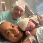 Os papais Fabiane e Alexandre felizes com a chegada da  Luiza.