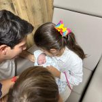 Ângelo sendo paparicado pelos familiares.