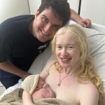 Matheus pele a pele com a mamãe Izabella.