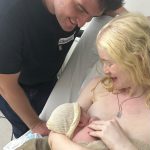 Matheus sendo paparicado pelos papais Izabella e Silvério.