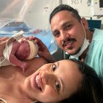 Os papais Paula e Yuri felizes com a chegada da Esther.